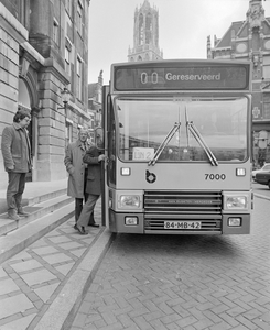 884704 Afbeelding van een kleine stadsbus (een midibus, WN-7000) van vervoersbedrijf westnederland, tijdens een ...